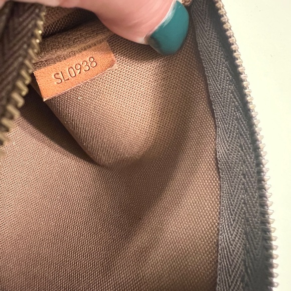 LV Pochette - Picture 4 of 7